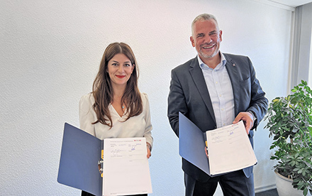 Frankfurts Digitalisierungsdezernentin Eileen O'Sullivan und ekom21-Geschäftsführer Matthias Drexelius bei der Vertragsunterzeichnung.
