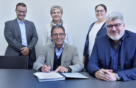 Unterzeichnung des Vertragswerk zur ersten Freiflächen-Photovoltaikanlage in Langerwehe.