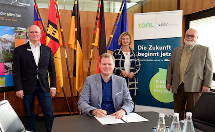 Unterzeichnung des Kooperationsvertrags für Glasfaser in Heidenheim.