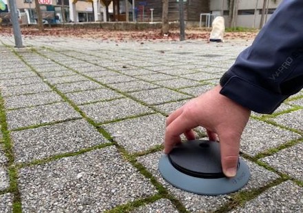 Ein Sensor wird auf einem Parkplatz in der Innenstadt Heidenheims installiert.