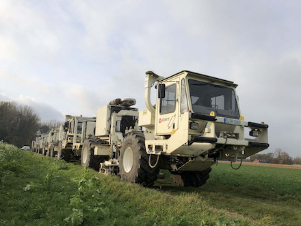 Mit einem solchen Vibro-Truck führt der Geologische Dienst im Düsseldorfer Norden seismische Messungen durch.