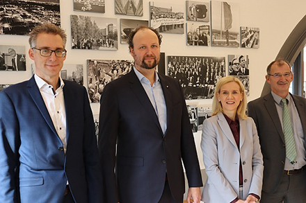 v.l.: Staatsrat Martin Hagen begrüßt Professor Björn Niehaves mit der Universitäts-Rektorin Jutta Günther und dem Dataport-Vorstandsvorsitzenden Johann Bizer.