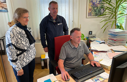 Saskia-Servicetechniker zeigen Hauptamtsleiterin Andrea Knöbel von der Gemeinde Gersdorf, dass nach dem Server-Tausch reibungslos weitergearbeitet werden kann.