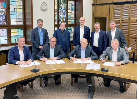 Unterzeichnung der Vertragswerke zum Pachtmodell zwischen den Stadtwerken Plettenberg und Werdohl sowie der ENERVIE Gruppe im Rathaus Werdohl.