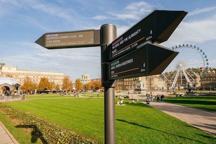 Die erste Stele des neuen digitalen Fußgängerleitsystems ist am Stuttgarter Schlossplatz installiert worden.