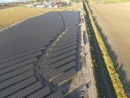 Luftbild des zweiten Bauabschnitts des naturstrom-Solarpark Henschleben 2.