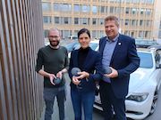 Das Team Digitaler Wandel der Stadt Gütersloh mit den smarten Parkplatzsensoren.