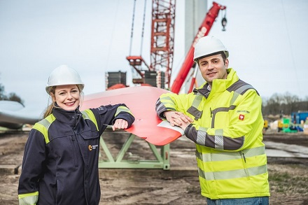 Anna-Lena Riotte von den Stadtwerken Lübeck und Harmen Mehrdorf von der STAWAG eröffnen den Windpark Bokel.