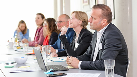 Digitallabor in Berlin: Vertreter von BMI und BMBF, das ZAB-Team mit Leiterin Simone El Bahi und Digitalisierungsexperten erarbeiteten erste Ideen für den Prototypen einer Ende-zu-Ende-Lösung für die digitale Bewertung ausländischer Hochschulzeugnisse.