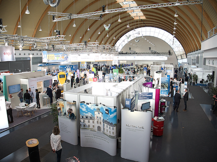 KommDIGITALE 2022: 100 Aussteller verteilten sich auf 3.000 Quadratmeter Fläche in der Stadthalle Bielefeld.