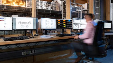 In der Leitwarte des Smart Energy System Control Laboratory (SESCL) des KIT werden Daten aus Energiesystemsimulationen visualisiert.
