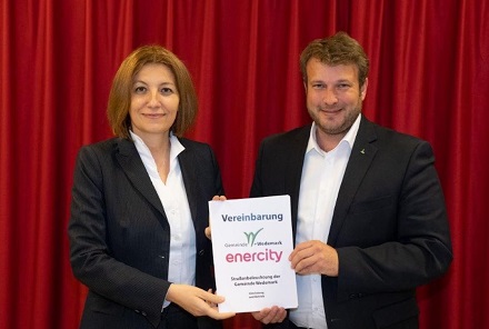 enercity-CEO Susanna Zapreva und Bürgermeister Helge Zychlinski unterzeichneten den Vertrag für die smarte Straßenbeleuchtung in Wedemark.
