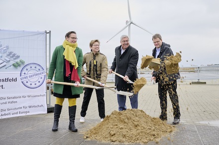 Wo noch Sand geschippt wird, soll bald Wasserstoff entstehen: Spatenstich für das Hydrogen Lab Bremerhaven.