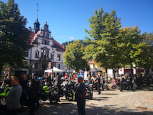 Bikertreff Electric Ride vor dem Schönauer Rathaus. 