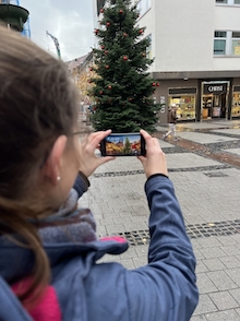 Kaiserslautern: Per Augmented Reality lässt sich erleben, wie die Tanne in der Fackelstraße vom Weihnachtsmann festlich geschmückt wird.