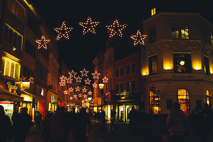 Die Bonner Sternstraße erstrahlt zur Weihnachtszeit künftig mit LED-Beleuchtung.