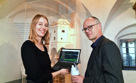 Augsburg: Projetkleiterin Annemarie Binswanger (swa) und Gerhard Huber, Leiter der Unteren Denkmalschutzbehörde, lesen die Sensordaten der historischen Wassertürme aus.