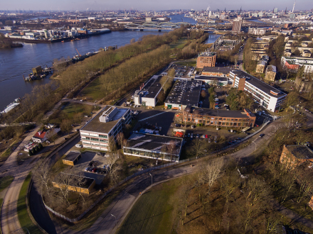 Blick auf den Gewerbepark Ausschläger Elbdeich in Hamburgs HafenCity.