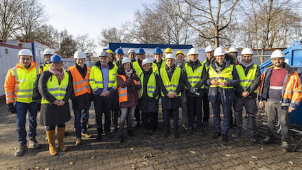 Gruppenbild beim Pressetermin zur Geothermie-Forschungsbohrung in Frankfurt am Main.
