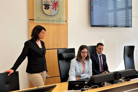 Mecklenburg-Vorpommern: Justizministerin Jacqueline Bernhardt informiert sich über Stand der E-Akte am Landgericht Stralsund.