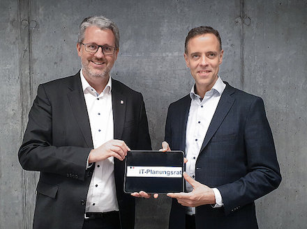 Hessen-CIO Patrick Burghardt (links) übernimmt den Vorsitz des IT-Planungsrats von Bundes-CIO Markus Richter (rechts). 