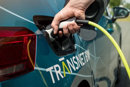 Im Projekt EV-Fleet testete TransnetBW, ob und wie sich mehrere zu einem virtuellen Kraftwerk zusammengeschlossene Elektroautos zur Bereitstellung von Regelreserve für das Stromnetz eignen.