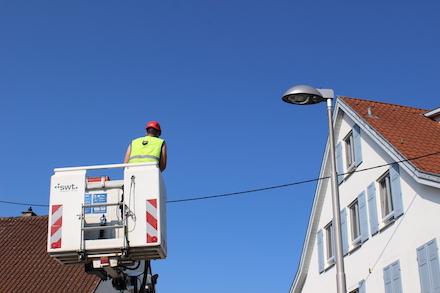 Angestellter der Stadtwerke Tübingen erweitert die intelligente Straßenbeleuchtung in der Weststadt.