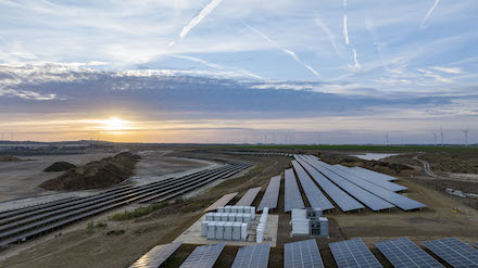 Der RWE indeland Solarpark wurde im Braunkohletagebau Inden errichtet.