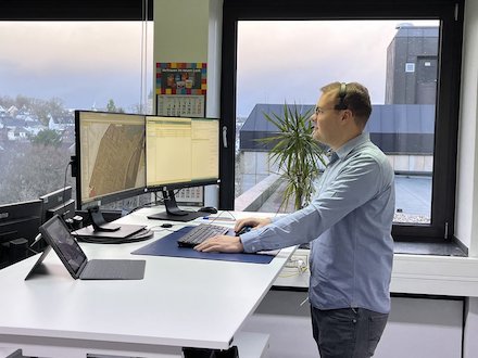 Johannes Müller, Bezirkssachbearbeiter bei der HSK-Bauaufsicht, bearbeitet einen Bauantrag im papierlosen Büro.