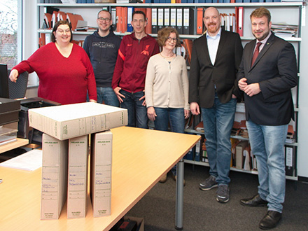 In der Wedemark werden die Papierakten im Bauwesen bald nicht mehr benötigt: Bürgermeister Helge Zychlinski (r.) bedankt sich bei dem Team, welches das digitale Bauamt ermöglicht hat.