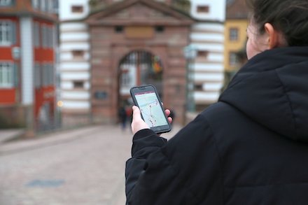 Die MeinHeidelberg-App navigiert per eingebautem Stadtplan zwischen den Sehenswürdigkeiten und zeigt dank GPS den passenden Informationstext an.
