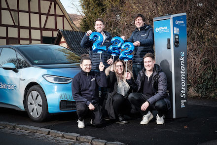 Das Team Elektromobilität der SWB weiht den 222. Ladepunkt ein.