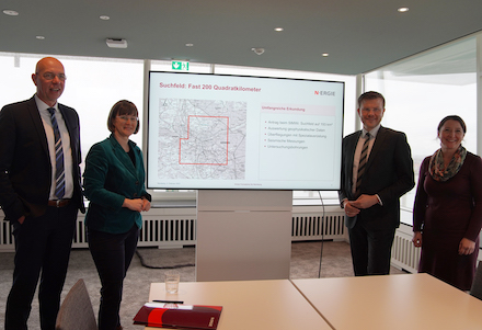 Pressekonferenz zur Geothermie in der Teestube des Plärrer-Hochhauses.