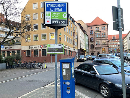 Parkraumbewirtschaftung mit der Möglichkeit des Handyparkens am Nürnberger Obstmarkt. Das Bezahlen per App setzt sich langsam durch.