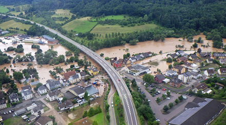 Kommunen im Eifelkreis Bitburg-Prüm sollen künftig dank smarter Sensoren und KI frühzeitig vor Hochwasserereignissen – wie hier an der Prüm im Juli 2021 – gewarnt werden.