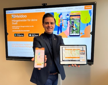 Garbsen: Bürgermeister Claudio Provenzano präsentiert die neue Meldoo-App.