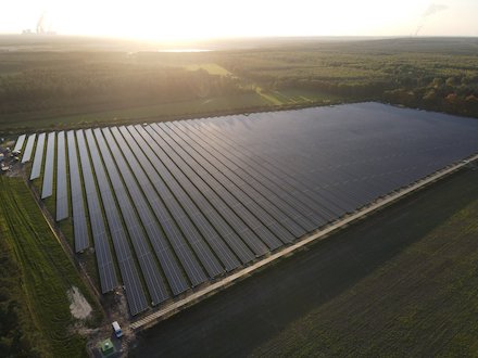Solarpark Nochten mit Blick auf das Kohlekraftwerk 