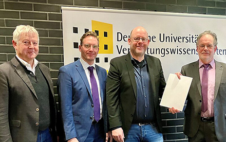 Unterstützung für den egov-Campus: Stephan Bartholmei, Leiter der Abteilung Produktmanagement der FITKO (l.) überreicht Prof. Dr. Holger Mühlenkamp, dem Rektor der DUV Speyer den Förderbescheid.