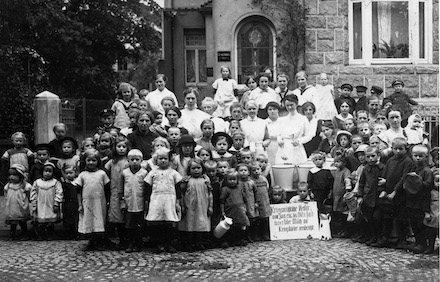 Münster: Stadtarchiv digitalisiert Unterlagen der städtischen Armenkommission.* 
