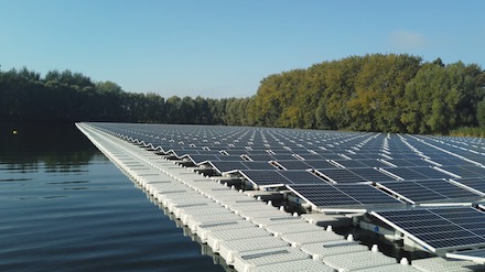 Über Gewässerflächen heizen sich Photovoltaik-Module weniger stark auf als an Land, was sich bei schwimmenden Anlagen in höheren Stromerträgen niederschlägt als bei vergleichbaren klassischen Freiflächen-Solaranlagen.