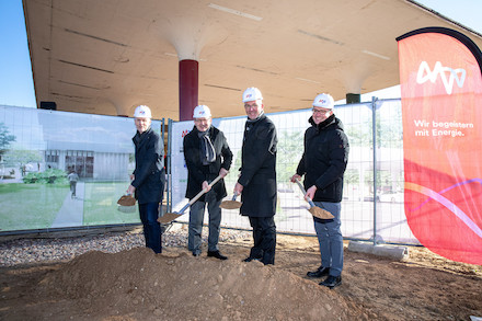 Hier wird nicht etwa heimlich eine Leiche verscharrt, sondern feierlich der Spatenstich für den neuen Ladepark in Mannheim gesetzt.