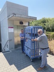 Leonidas Apostilidis vom Ingenieurbüro Müller (vorne) und Michael Braun vom Stadtarchiv Heidelberg verladen Archivgut.