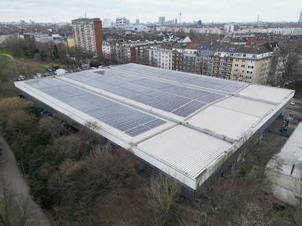 Das Eisstadion mit seiner Dachfläche von über 7.000 Quadratmetern und Platz für rund 2.000 Solarmodule besitzt beste Voraussetzungen für eine Photovoltaikanlage.