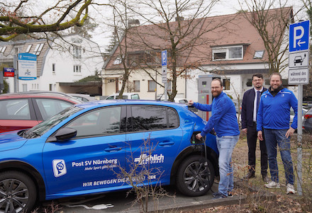 Auf dem Gelände des Post-Sportverein Nürnberg e. V. am Ebensee im Stadtteil Mögeldorf können Elektroautos an einer neuen Ladestation der N‑ERGIE mit Ökostrom aus der Region geladen werden.