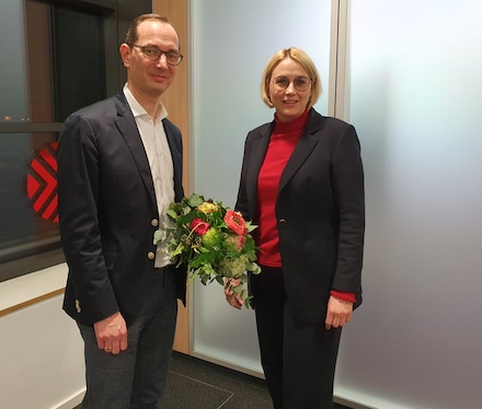 Oberbürgermeisterin und Stadtwerke-Aufsichtsratsvorsitzende Katharina Pötter beglückwünscht Daniel Waschow zu dessen Wahl zum neuen Vorstandsvorsitzenden der Stadtwerke Osnabrück.