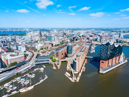 Die Freie und Hansestadt Hamburg nutzt künftig Drohnen, um städtische Bauwerke und Gebäude aus der Luft zu überprüfen. 