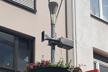 Smarte Laternen, welche die Bevölkerung im Katastrophenfall warnen können, wurden in Kaiserslautern getestet.