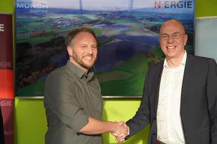 Mario Münch, Geschäftsführung Münch Energie (links), und Maik Render, Vorstandssprecher N‑ERGIE, freuen sich über den miteinander geschlossenen Stromliefervertrag.