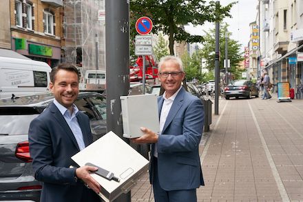 Oberbürgermeister David Langner (links) und evm-Vorstandsvorsitzender Josef Rönz zeigen Sensoren in der Klimastraße in Koblenz.