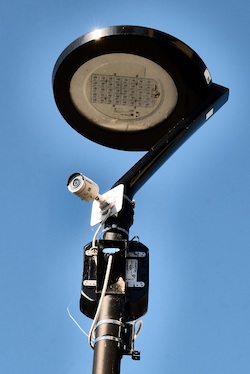 Eine einfache Kamera mit der Recheneinheit Perception Box analysiert auf 40 Meter Entfernung bis zu 50 Parkplätze in Echtzeit.